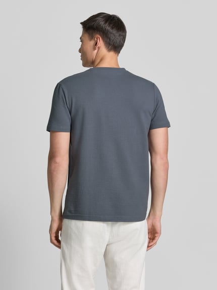 Männermodel draagt T-shirt met structuurpatroon en gestikt logo van Lerros, katoenmix met stretch, regular fit, ruglengte maat M 75 cm, ganzkörperansicht rückansicht.