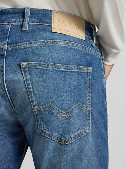 Männermodel trägt Straight Fit Jeans im Destroyed-Look Modell 'Grover' von Replay, blauer Baumwoll-Mix, Nahaufnahme Rückansicht.
