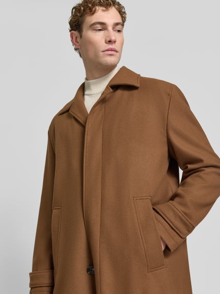 Männermodel trägt Wollmantel mit verdeckter Knopfleiste von STRELLSON in Braun, strukturierte Oberfläche, Regular Fit, Nahaufnahme Oberkörper.