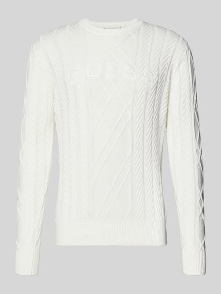 Produktfoto, biały Strickpullover aus Baumwoll-Modal-Mix von Guess, regular fit, okrągły dekolt, żebrowane wykończenia, detal z logo, tekstura dzianiny