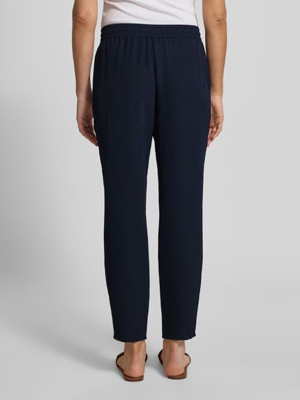 Vrouwenmodel draagt Jogpants met elastische tailleband en steekzakken van Christian Berg Woman, slim fit, donkerblauw, detailopname rugaanzicht.