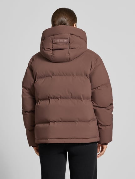 Frauenmodel trägt Jacke in Stepp-Optik mit Reißverschluss Modell 'Jilly Hope' von MOS MOSH in Braun mit Kapuze, Rückenansicht, Regular Fit.