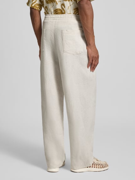 Männermodel trägt Relaxed Fit Leinenhose aus reinen Leinen von JAKE*S STUDIO MEN in Beige mit elastischem Bund, Ganzkörperansicht Rückansicht.