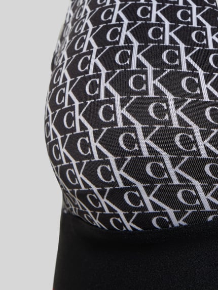 Produktfoto, Slim Fit BH mit Allover-Logo-Print von Calvin Klein Underwear, elastyczna mieszanka materiałów, krój slim fit, nadruk z logo na całej powierzchni, zapięcie na haftkę, regulowane ramiączka, czarno-biała kolorystyka, wyraźna tekstura tkaniny