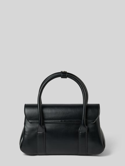 Produktfoto, Handtasche mit Label-Applikation von VALENTINO BAGS in Schwarz, glatte Oberfläche, Überschlag, Magnetverschluss, Hauptfach, Reißverschluss, Tragehenkel, abnehmbarer Schulterriemen, Größe 28x16x12 cm, Schulterriemen 125 cm.