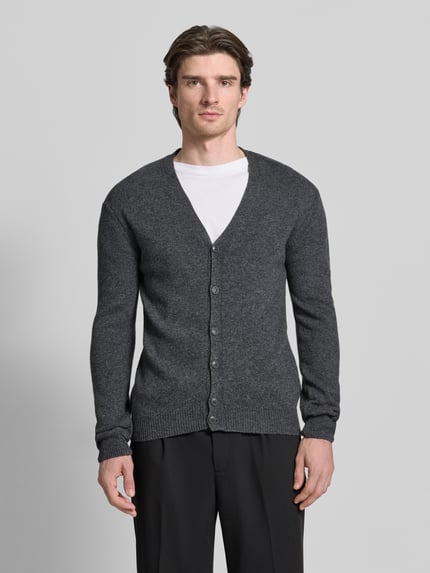 Mannenmodel draagt Strickjacke mit Knopfleiste Modell 'KARL' van Casual Friday, katoenmix, slim fit, V-hals, grijze tinten, geheel vooraanzicht.