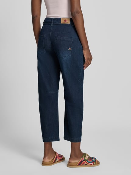 Frauenmodel trägt Barrel Fit Jeans mit Fransen und Schnürung von Buena Vista, dunkelblauer Baumwoll-Mix, Ganzkörperansicht Rückansicht.