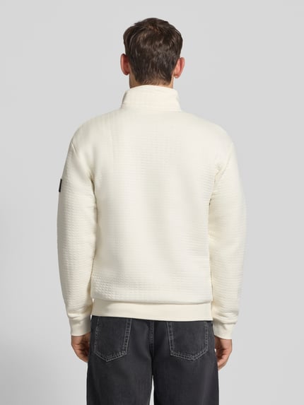 Männermodel trägt Regular Fit Troyer aus Baumwoll-Mix van Tom Tailor Denim in effen crème, langarm, structuur, geribde zoom, sweatmateriaal, Ganzkörperansicht Rückansicht.