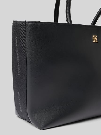 Produktfoto, Shopper mit Reißverschluss und Logo-Detail von Tommy Hilfiger in Schwarz mit goldfarbenem Logo, glatte Textur, Damen Shopper von Tommy Hilfiger