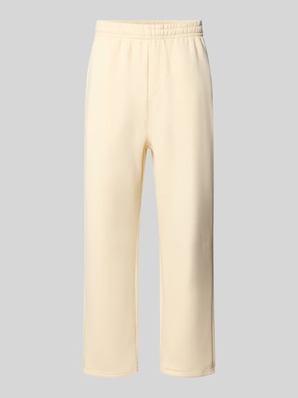 Produktfoto, Straight Fit Sweatpants aus Baumwoll-Mix mit Eingrifftaschen von URBAN CLASSICS, cremefarben, glatte Textur, elastischer Bund, Herren Sweatpants, Innenbeinlänge 71 cm bei Größe M.