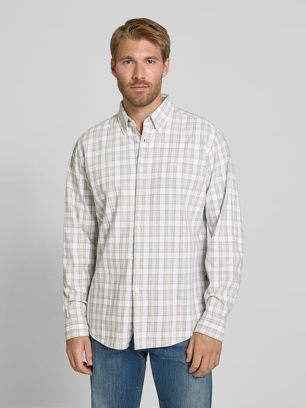 Männermodel trägt kariertes Regular Fit Freizeithemd aus Baumwoll-Viskose-Mix Modell 'Ricoplus_M' von BOSS Orange in Beige und Weiß, Ganzkörperansicht von vorne.