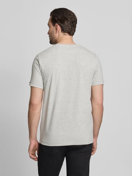 Männermodel trägt T-Shirt mit Label-Details und Rundhalsausschnitt von PME Legend, Baumwoll-Elasthan-Mix, Regular-Fit, Rückenlänge 70 cm, Ganzkörperansicht Rückansicht.