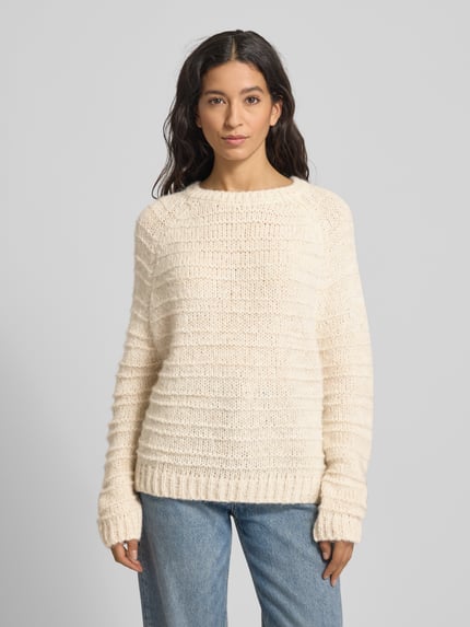 Modelka kobieca nosi Strickpullover mit Strukturmuster und Rundhalsausschnitt von Smith and Soul w kolorze kremowym, regular fit, teksturowany materiał z domieszką alpaki, widok całej sylwetki z przodu.