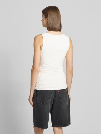 Frauenmodel trägt Trägertop mit Knotendetail Modell 'KIA' von Topshop, weiß, Slim Fit, Baumwoll-Elasthan-Mix, Ganzkörperansicht Rückansicht