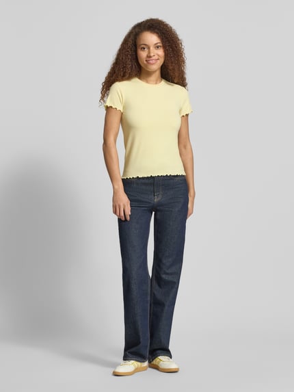 Frauenmodel trägt Slim Fit T-Shirt mit Viskose-Anteil Modell 'NICCA' von Pieces, Optik: Unifarben, Materialverarbeitung: Ripp, Ganzkörperansicht von vorne.