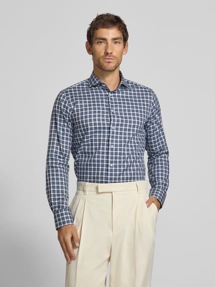 Männermodel trägt Regular Fit Business-Hemd aus Baumwolle von Christian Berg Men im Karo-Muster, Ganzkörperansicht von vorne. Rückenlänge 78 cm, Schulterbreite 47 cm, Ärmellänge 65 cm, Haifischkragen, langärmlig.