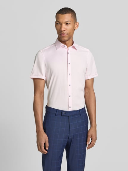 Männermodel trägt Slim Fit Business-Hemd mit Kentkragen von OLYMP Level Five aus puur katoen, knoopsluiting, mouwen met omslag, lichtroze, heren zakelijk hemd, ruglengte 70 cm, schouderbreedte 40 cm, mouwlengte 24 cm, Ganzkörperansicht von vorne.