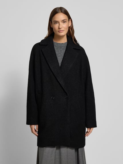 Frauenmodel trägt Wollmantel mit Reverskragen Modell 'CALODINO2' von BOSS, Schwarz, Comfort Fit, reine Wolle, Ganzkörperansicht von vorne.