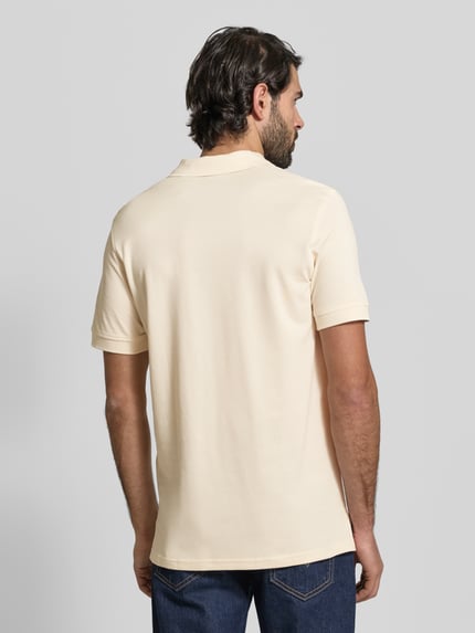 Mężczyzna model nosi Regular Fit Poloshirt mit Stitching von Christian Berg Men z bawełny, krój regular fit, listwa guzikowa, haft, długość tyłu w rozmiarze M: 70 cm, jasny beż, gładka faktura, widok całej sylwetki z tyłu