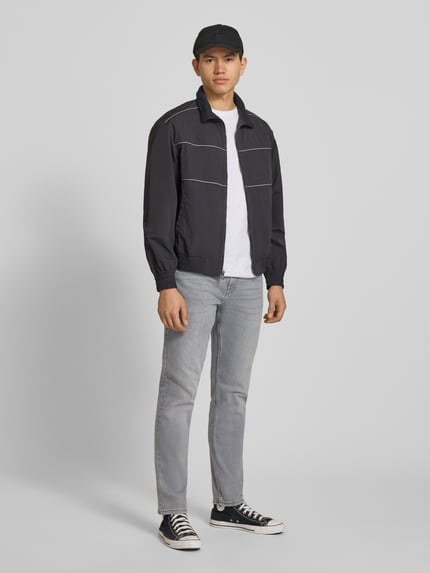 Männermodel trägt Regular Fit Straight Leg Jeans aus katoenmix model 'WEFT' van Only & Sons in denimlook, 5-pocketmodel, labelpatch, twill, knoop- en ritssluiting, lichte grijstint, materiaalverwerking katoenmix, ganzkörperansicht van voren.