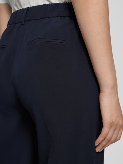 Frauenmodel trägt Stoffhose mit Bundfalten Modell 'DANTA' von B.Young in Dunkelblau, Material-Mix mit Viskose-Anteil, Detailaufnahme Rückansicht