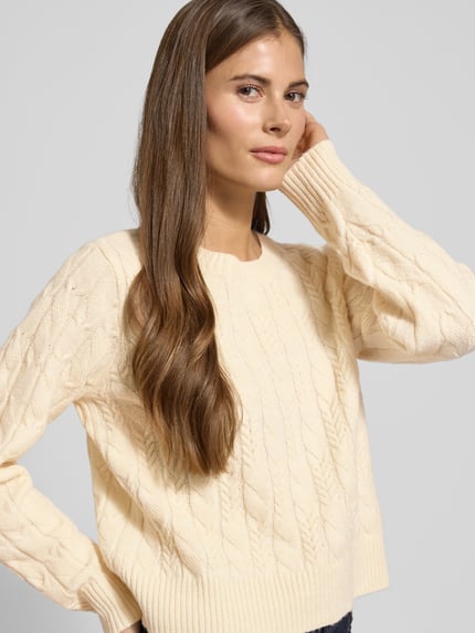 VERO MODA Sweter z dzianiny o kroju regular fit ze ściegiem warkoczowym model ‘ARIES’ Écru 3