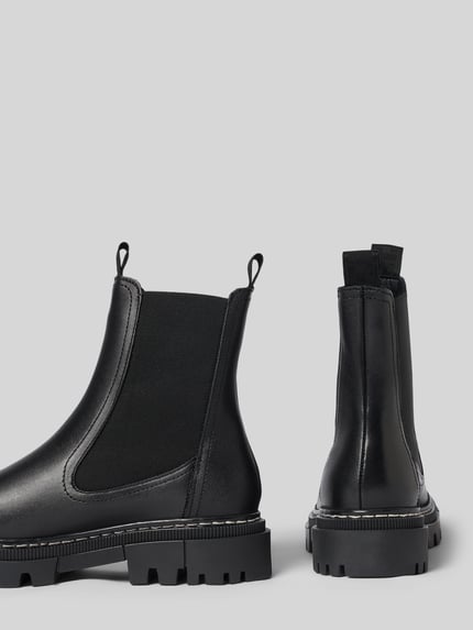 Produktfoto, schwarze Chelseas aus echtem Rindsleder von Tamaris mit robustem Profil, matte und glatte Textur, Damen Chelseas von Tamaris