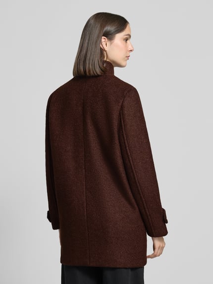 Frauenmodel trägt Wollmantel mit Stehkragen Modell 'IHSTIPA' von ICHI, unifarben, Langarm, einreihige Knopfleiste, Rückansicht.