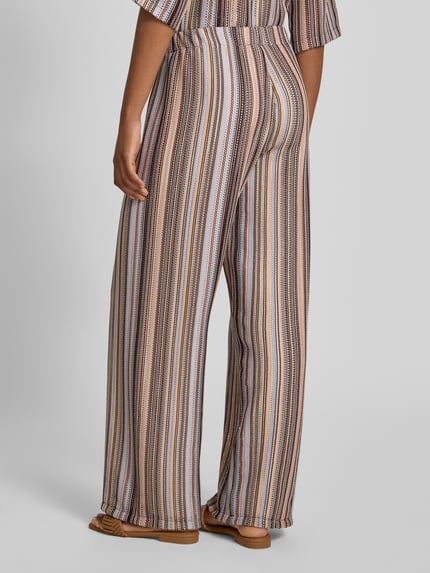 Frauenmodel trägt Wide Leg Hose im Allover-Look mit elastischem Bund von Smith and Soul, Material-Mix mit Stretch-Anteil, Ganzkörperansicht Rückansicht.