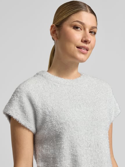 Modelka nosi sweter z dzianiny z mieszanki wiskozy, krój regular fit, model 'ANILES' od ICHI, krótki rękaw, kolor jasnoszary, Nahaufnahme Oberkörper. Długość tyłu w rozmiarze S: 52 cm.