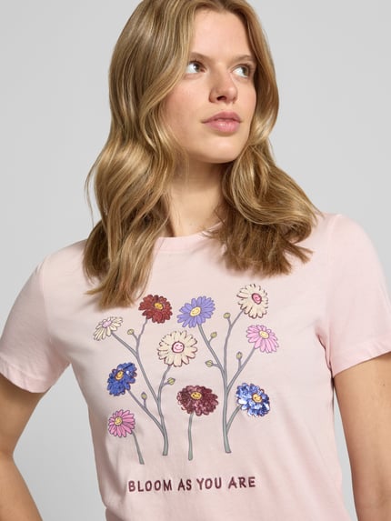 Frauenmodel trägt Damen T-Shirt von Only, Slim Fit T-Shirt aus reiner Baumwolle Modell 'KITA', Optik: Unifarben, Motiv-Print mit Pailletten auf Jersey, Rundhals, Kurzarm, Nahaufnahme Oberkörper.
