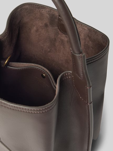 Produktfoto, Bucket Bag mit Magnetverschluss von Victoria Beckham z brązowej skóry, wewnętrzna przegroda, uchwyt, gładka tekstura, Szerokość w rozmiarze 1: 26 cm, Długość w rozmiarze 1: 35 cm, Głębokość w rozmiarze 1: 20 cm, Główna przegroda z zapięciem na magnes, odpinany pasek na ramię, długie uchwyty, podział: główna przegroda, przegródka wewnętrzna z zapięciem na zatrzask