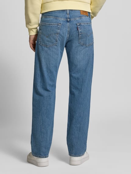 Männermodel trägt Loose Fit Jeans aus Baumwoll-Leinen-Mix Modell '555® RELAXED STRAIGHT' von Levi's®, Denim-Optik, Ganzkörperansicht Rückansicht