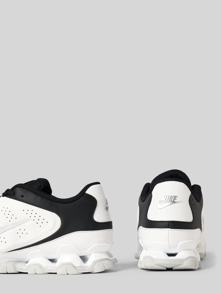 Produktfoto, czarno-białe sneakersy z detalem z logo, model 'REAX 8 NSW SL' od Nike, męskie sneakersy