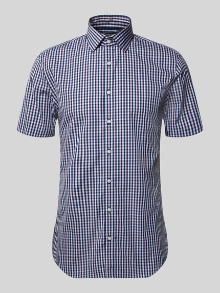 Produktfoto, Slim Fit Business-Hemd aus Baumwolle mit Kentkragen von Jake*s, kariert in Blau und Weiß, glatte Textur, Knopfleiste, 1/2-Arm, Rückenlänge bei Größe 39/40: 79 cm, Schulterbreite: 48 cm, Ärmellänge: 23 cm