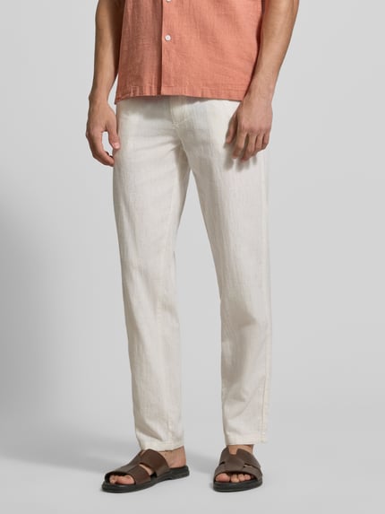 Mannelijk model draagt Hose aus Leinen-Baumwoll-Mix met elastischem Bund van Lindbergh in regular fit, steekzakken, offwhite tint, binnenbeenlengte maat M 79 cm, bandwijdte maat M 40 cm, mix van linnen en katoen, Ganzkörperansicht van voren.