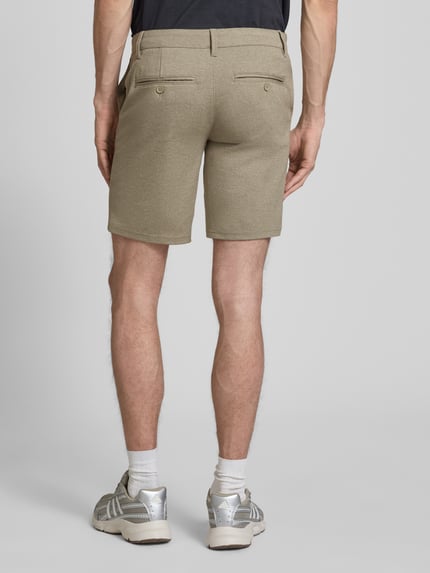 Männermodel draagt Regular Fit Chinoshorts uit viscosemix model 'MARK' van Only & Sons met gemêleerde look, steekzakken, riemlussen, labelapplicatie, knoop- en ritssluiting, achterzakken, materiaal: viscosemix. Ganzkörperansicht Rückansicht.