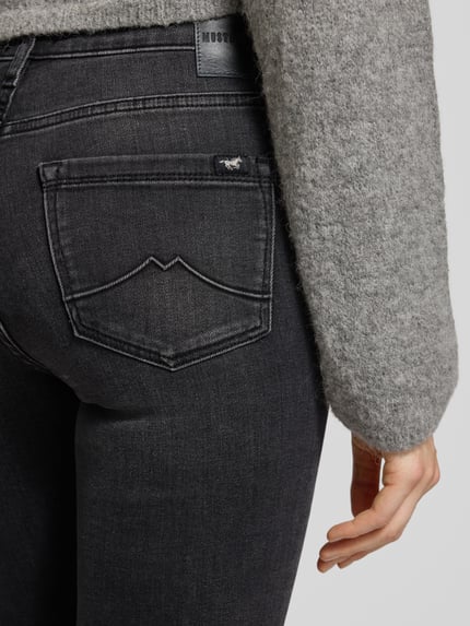 Vrouwenmodel draagt Flared Jeans met 5-Pocket-Design van Mustang, donkergrijs, katoenmix met stretch, detailopname achterzijde.