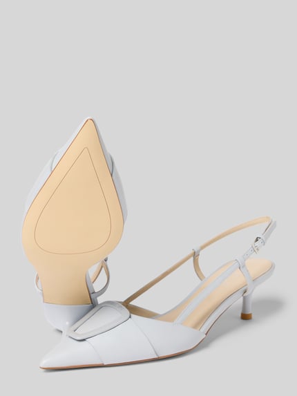 Produktfoto, Pumps aus echtem Leder mit Logo-Detail von Marc Cain Bags & Shoes, spitze Passform, Zierbesatz, offene Ferse, glatte Sohle, Absatzhöhe 5 cm, Schaftweite 6 cm, Farbe hellblau, strukturierte Oberfläche