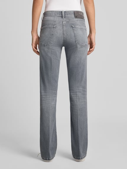 Frauenmodel trägt graue Bootcut-Jeans aus Baumwoll-Mix Modell 'PARIS FLARED' von CAMBIO, Damen Bootcut-Jeans, Ganzkörperansicht Rückansicht.