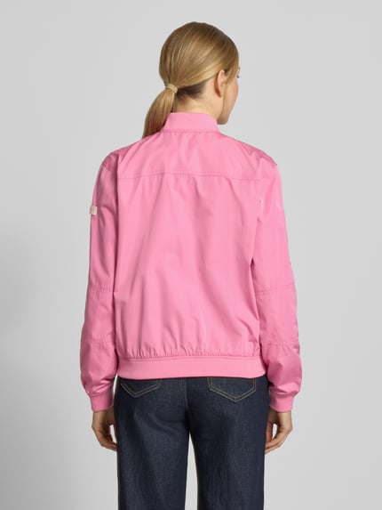 Vrouwenmodel draagt Regular Fit Bomberjacke met opstaande kraag model 'Brooklyn' van Frieda & Freddies in roze met steekzakken en elastische boorden, ruglengte 59 cm, schouderbreedte 44 cm, borstwijdte 52 cm, mouwlengte 51 cm, geheel van achteren gezien