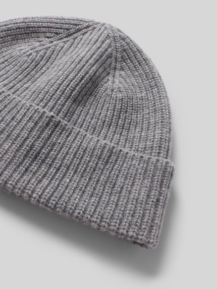 Produktfoto, graue Mütze aus woll-mix mit Kaschmir-Anteil von MYON, Strick-Optik mit Strukturmuster, fixierter Bund, weiche Textur