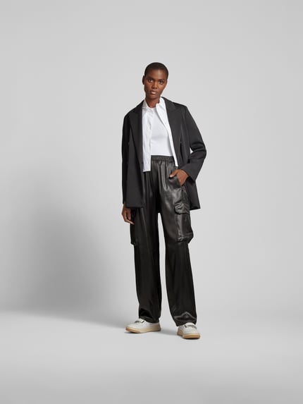 Filippa K Cargohose in Leder-Optik Dunkelbraun 1