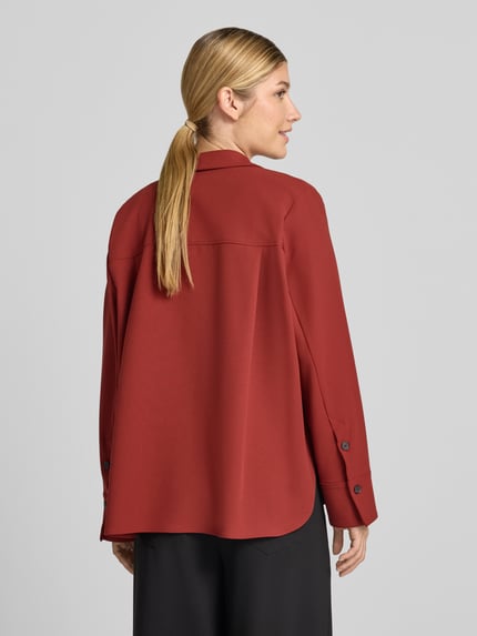 Vrouwenmodel draagt Bluse mit Knopfleiste van windsor., Materiaalmix met viscose, losse pasvorm, Reverskraag, Ruglengte maat 36: 68 cm, Mouwlengte maat 36: 62 cm, Ganzkörperaanzicht achteraan.