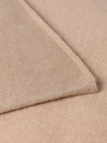 Produktfoto, Schal aus Kaschmir mit Rollsaum von Christian Berg Woman, rechteckige Form, beige Farbe, feine Textur, Kontext: Damen Schal aus reinem Kaschmir, Maße ca. 51 x 180 cm