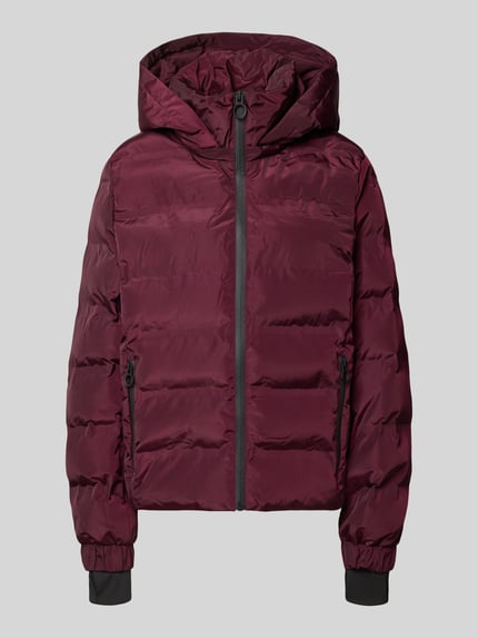Produktfoto, bordeauxrote Regular Fit Steppjacke mit Kapuze und Eingrifftaschen, Reißverschluss, Christian Berg Woman Selection, glatte Struktur