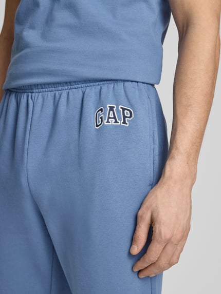 Männermodel trägt Sweatpants mit elastischem Bund von GAP in Blau, Baumwoll-Mix, Regular-Fit, Gesäßtasche, Nahaufnahme Oberkörper.