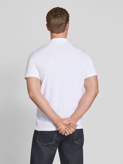 Mężczyznamodel nosi Regular Fit Poloshirt aus Baumwoll-Mix von Lacoste, biała, gładka tkanina, logo, krój regular fit, widok z tyłu całej sylwetki.