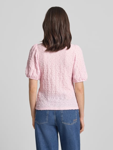 Frauenmodel trägt Blusenshirt mit Strukturmuster Modell 'FALL' von Vila in Rosa, Regular-Fit, Material-Mix mit Stretch-Anteil, Rückenlänge 53 cm, Ärmellänge 31 cm, Ganzkörperansicht Rückansicht.