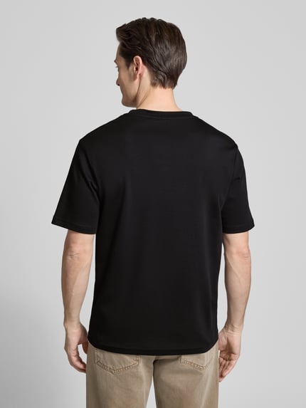 Mannelijk model draagt Relaxed Fit T-Shirt mit Rundhalsausschnitt van Antony Morato in zwart, pure katoen, relaxed fit, ruglengte maat M 71 cm, volledig zicht van achteren
